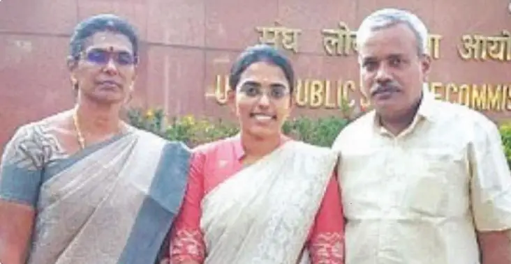 Dharani M IAS With Parents