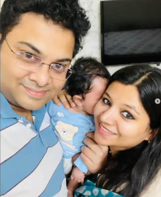 Namami Bansal IAS With Her Husband And Children