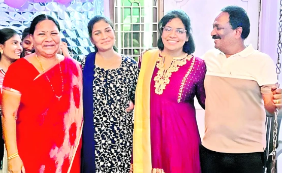 Bollipalli Vinutna IAS With His Family