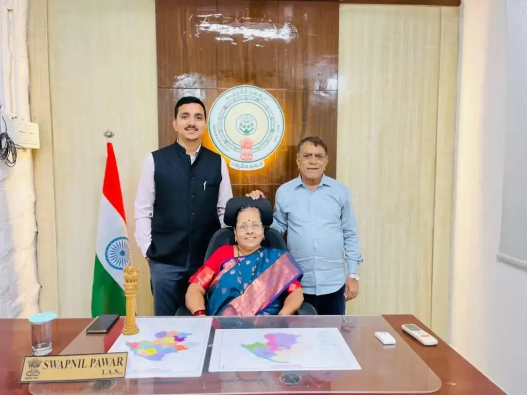 Pawar Swapnil Jagannath IAS With His Paresnts.