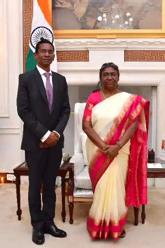 Rajeev Topno IAS with the President of India, Smt. Droupadi Murmu, at Rashtrapati Bhavan
