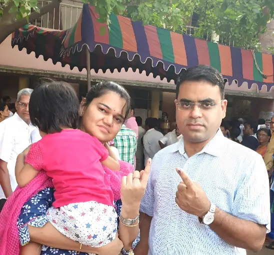 Vivek Yadav IAS With His Wife
